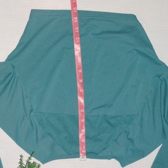 Gymshark Long Sleeve Crop Top. Teal in color. Women's size Small. - Picture 6 of 10